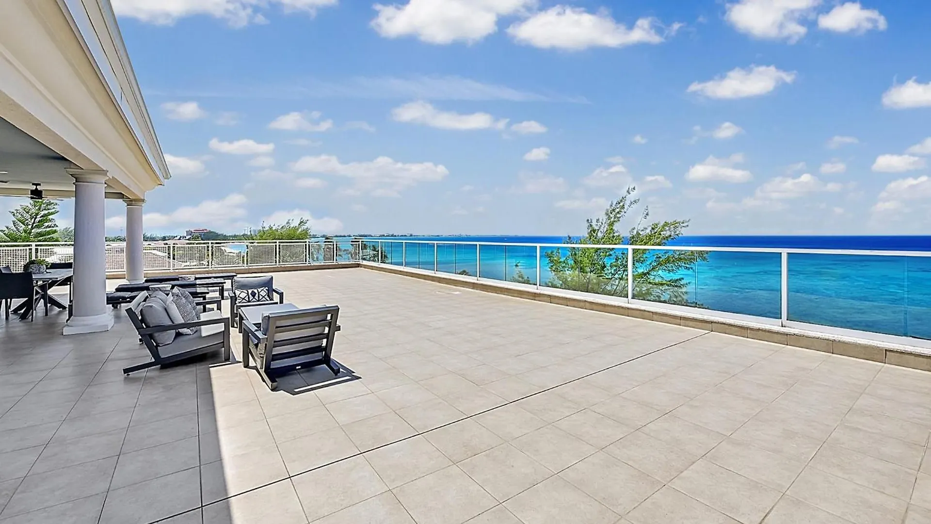 Luxury Penthouse At Sea Breeze #9 Villa Dog City 0*,  Cayman-øerne