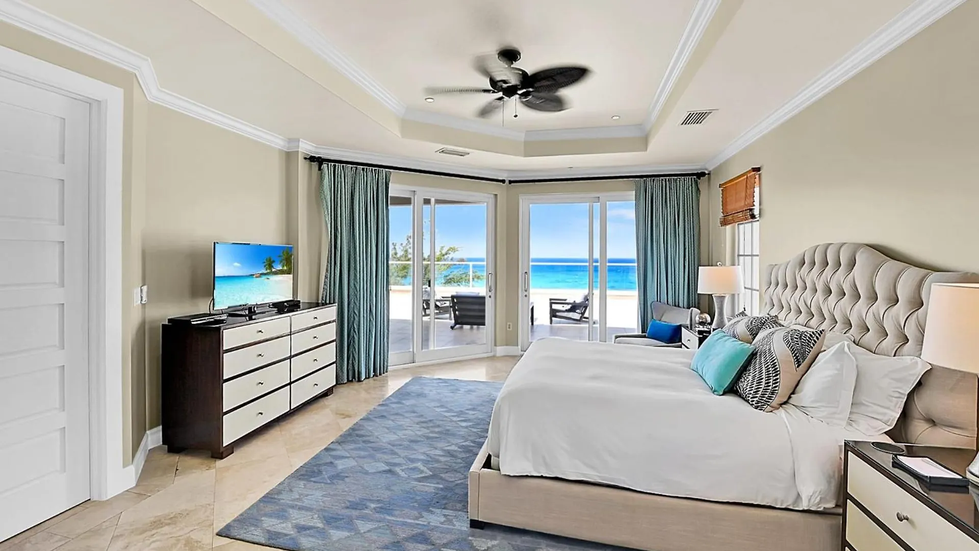 הוילה Dog City Luxury Penthouse At Sea Breeze #9 איי קיימן